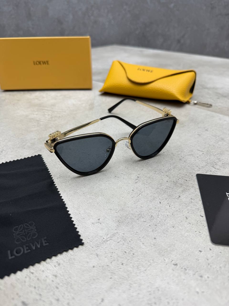 LOEW SUNGLASSES COME WITH BOX ETC am3007