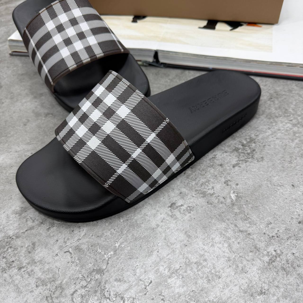 HIGH END BURBERR SLIDES MENS WITH FULL PACKAGING ETC jay2307