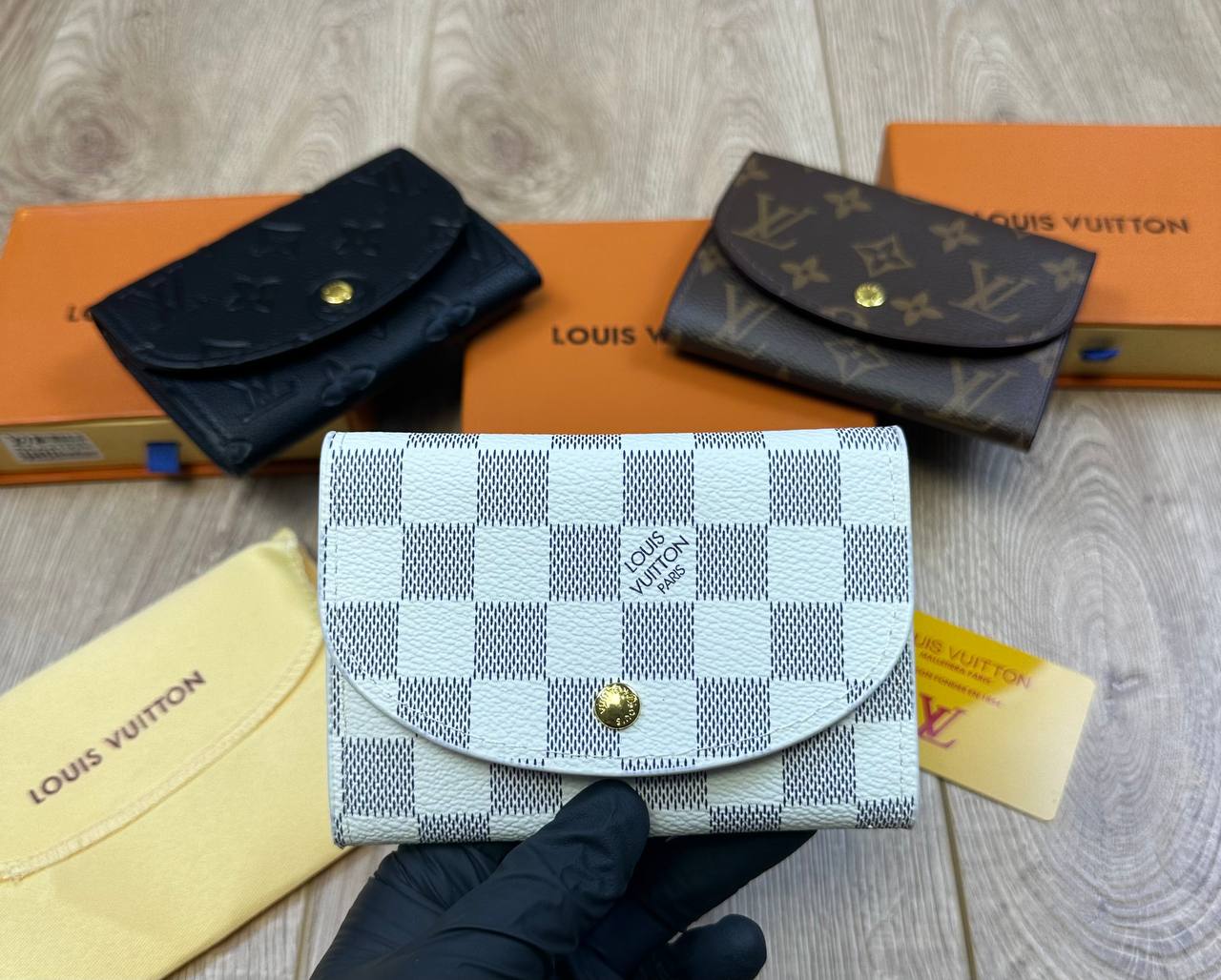LV Women Wallet Comes with boxes to1008