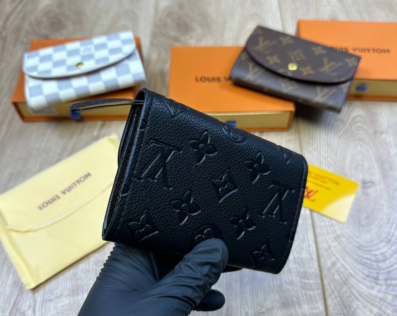 LV Women Wallet Comes with boxes to1008