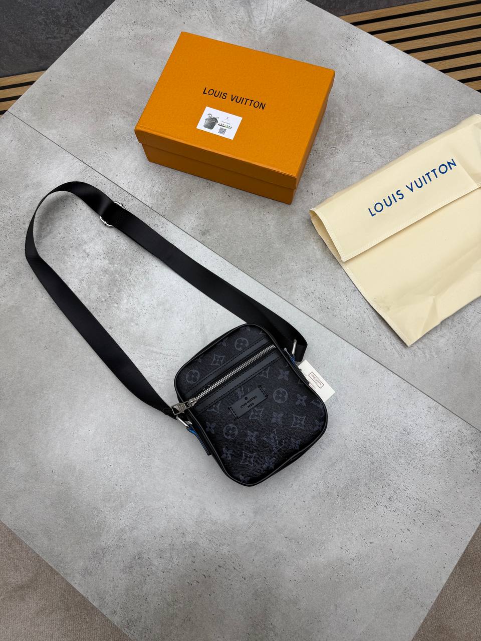 MENS LV BAG COME WITH BOX ETC am1707