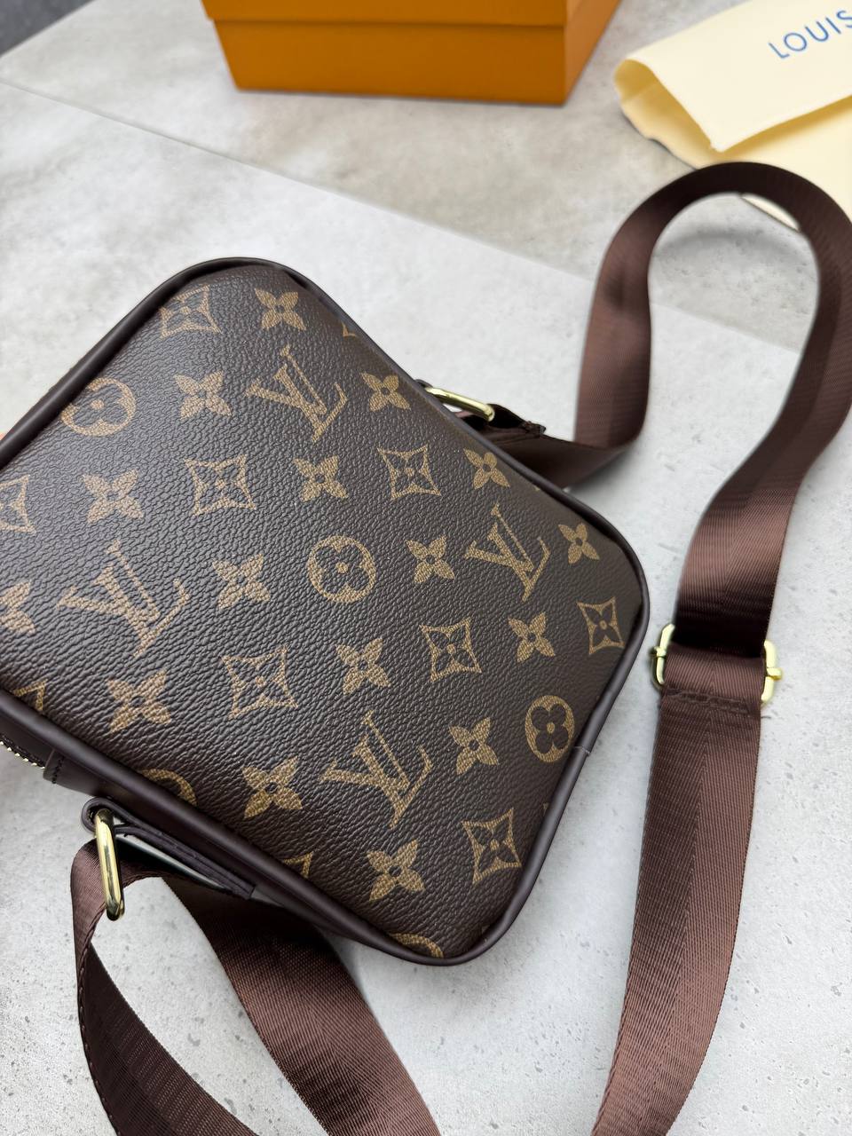 MENS LV BAG COME WITH BOX ETC am1707