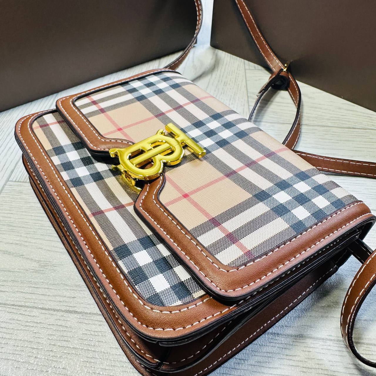 CLO QUALITY BURBERY BAG WITH BOX to2810