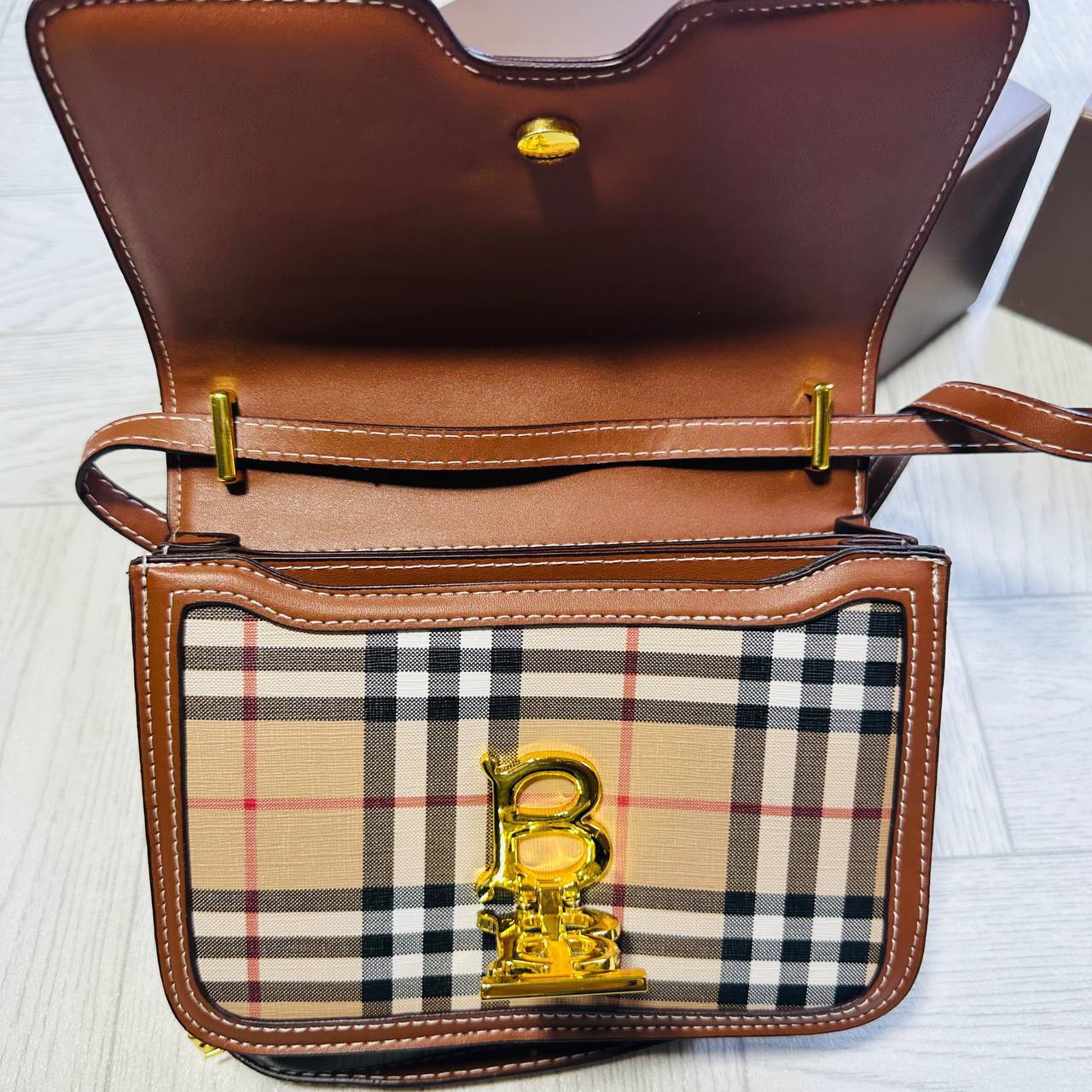 CLO QUALITY BURBERY BAG WITH BOX to2810