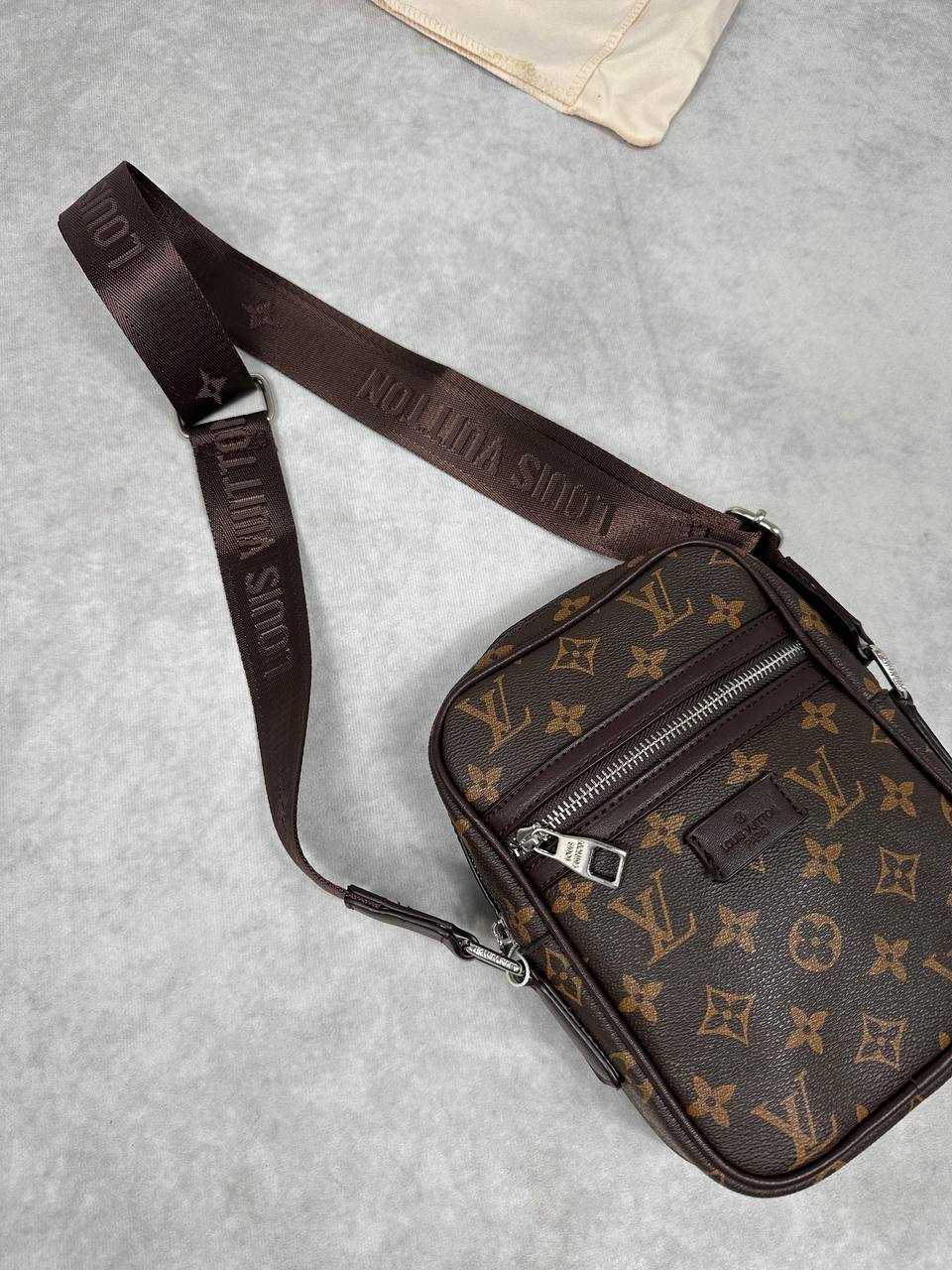 LVE BAG COME WITH DUST BAG am2810