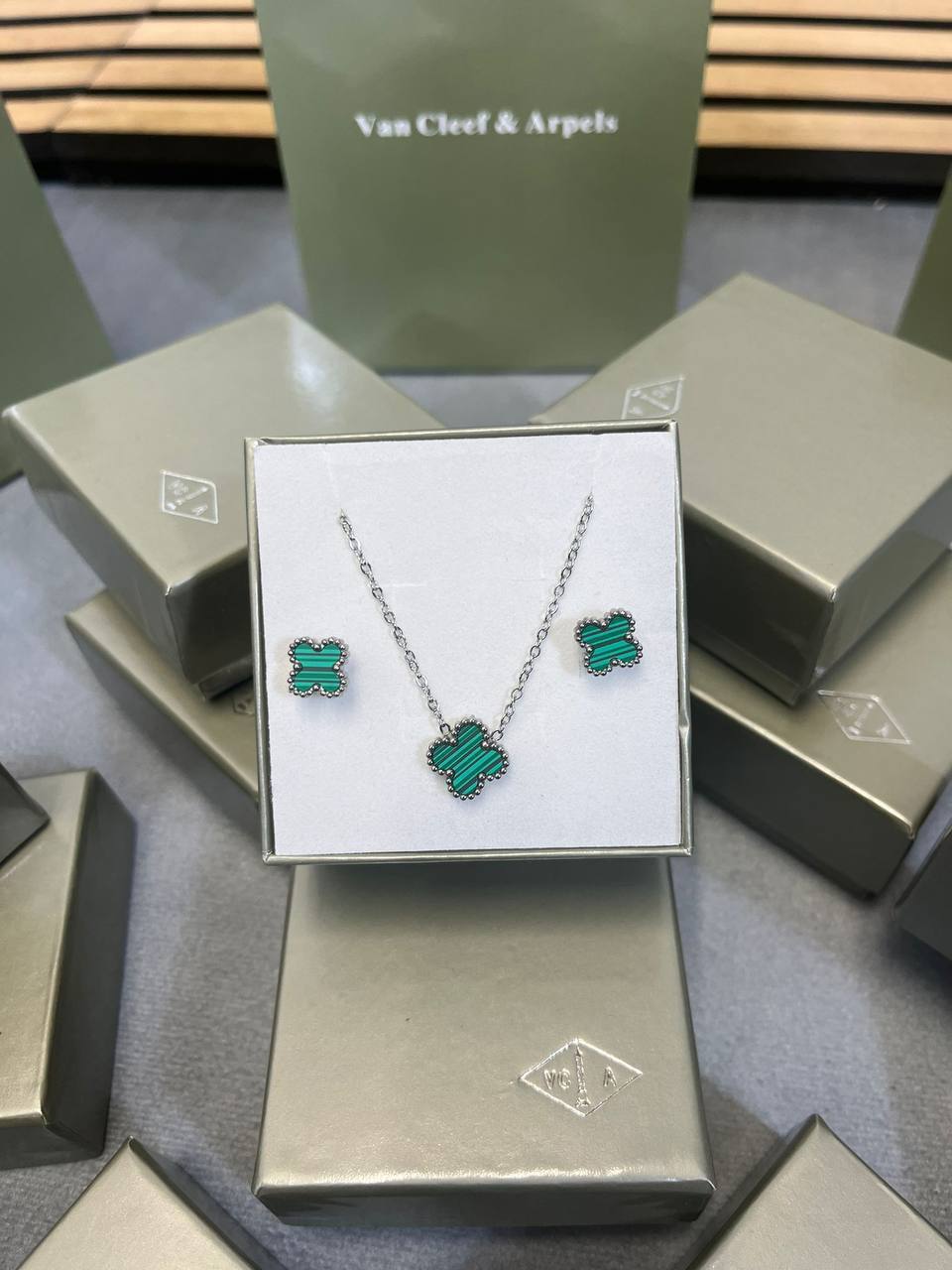 VAN CLEE & ARPEL NECKLACE EARRING AND BRACLET SET WITH FULL PACKING  am0206