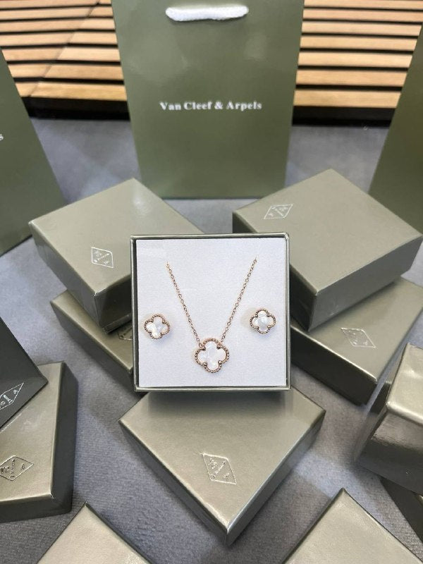 VAN CLEE & ARPEL NECKLACE EARRIN AND BRACLET SET WITH FULL PACKING am1105