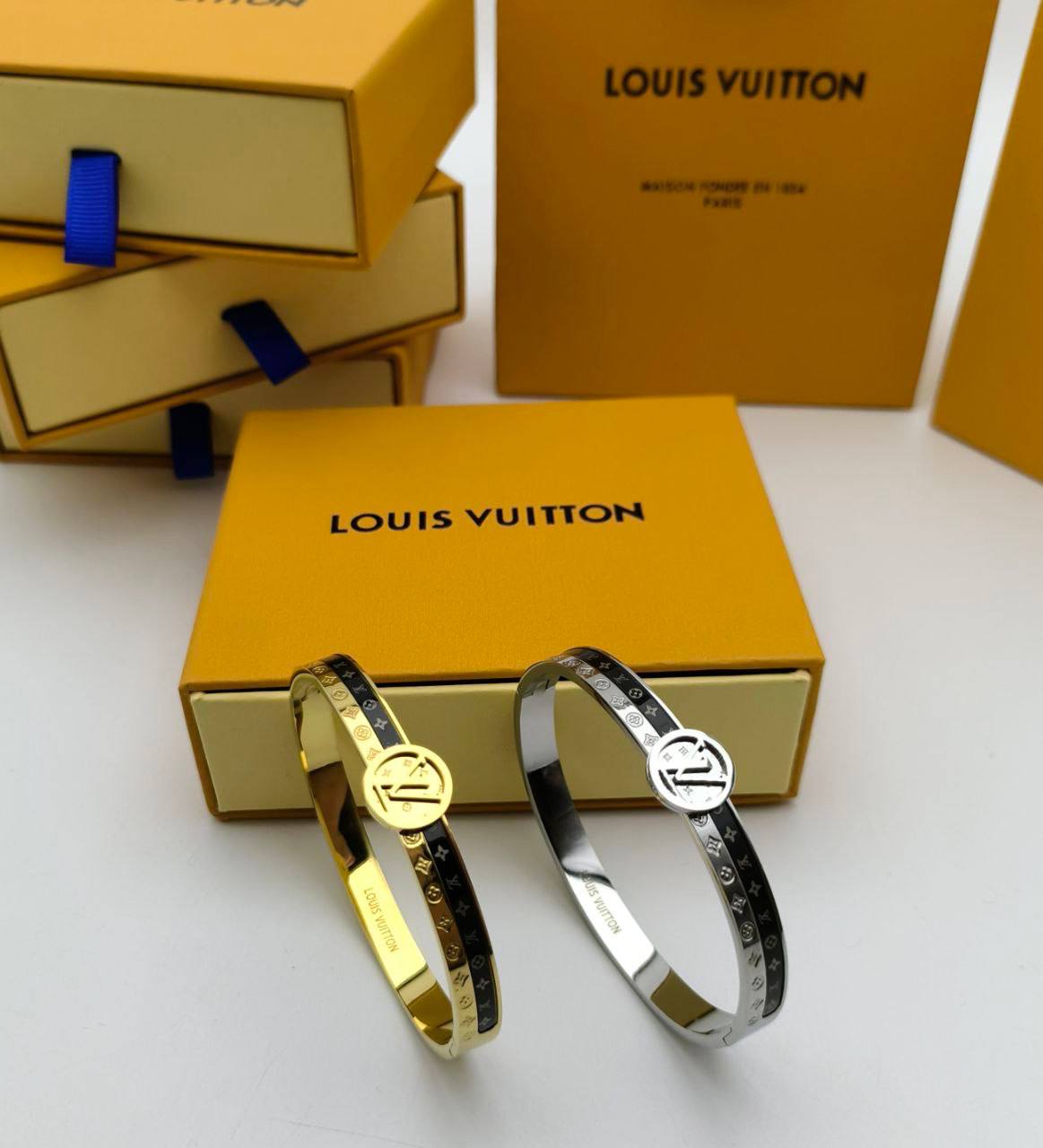 LV BRACELET COME WITH FULL PACKAGING am1105