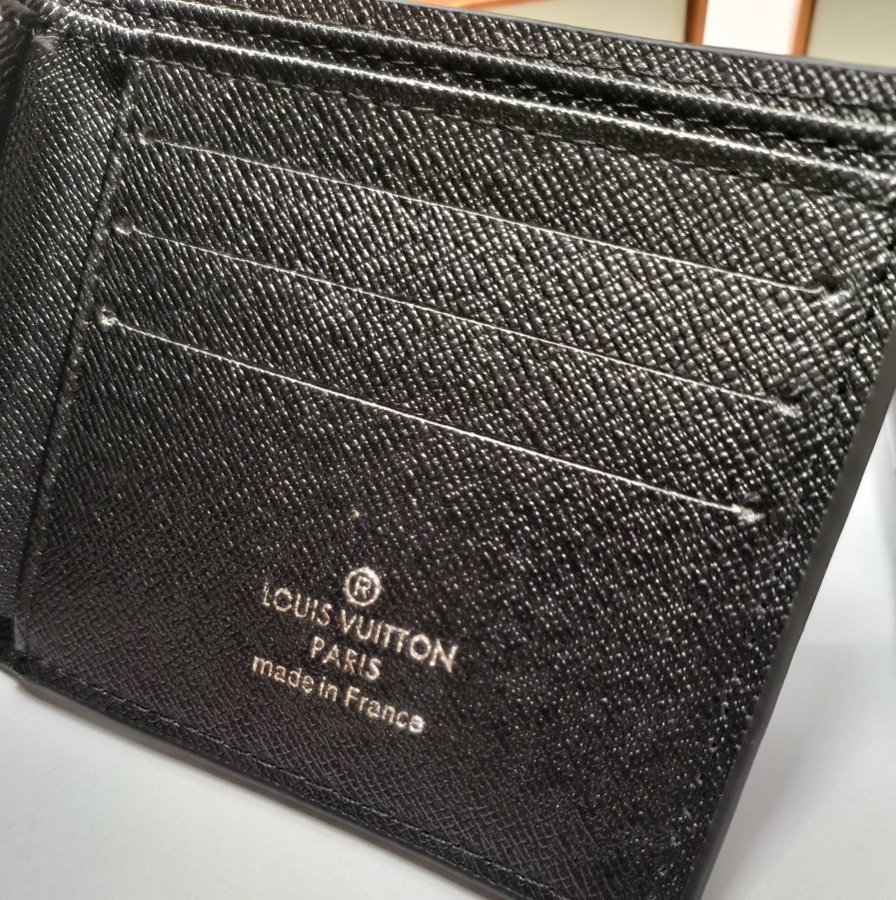 MENS LV WALLTE COME WITH BOX ETC am1105