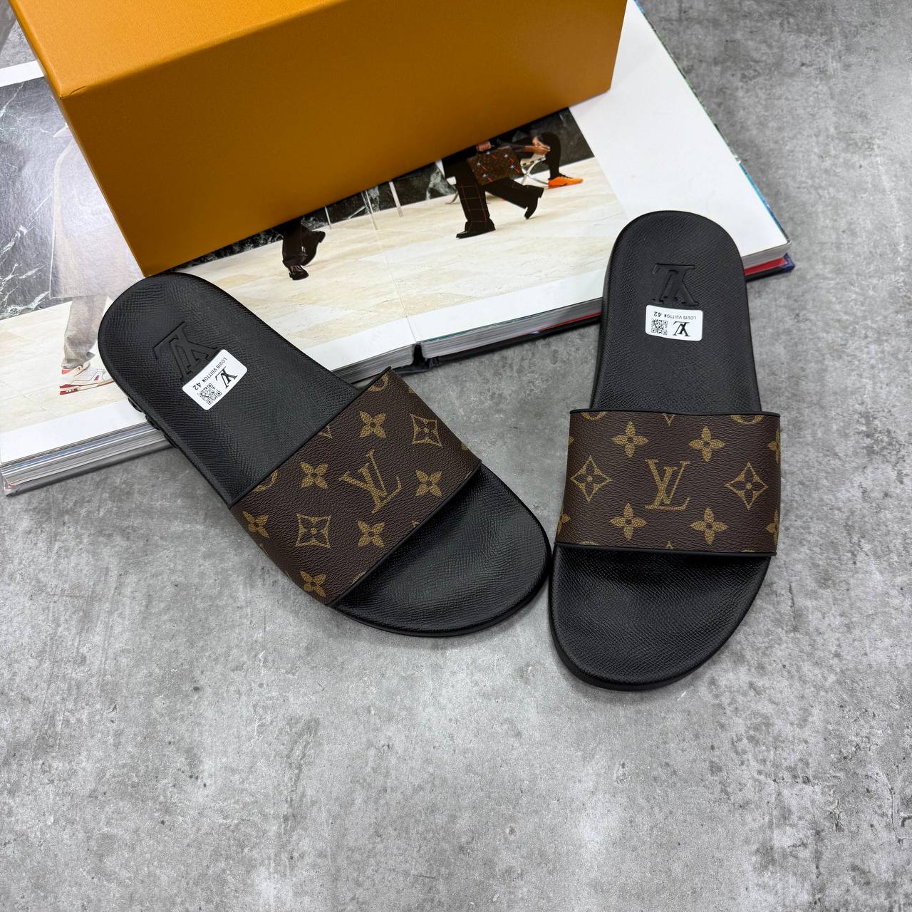 HIGH END LV MENS SLIDERS WITH BOX DUST BAG ETC jay1505