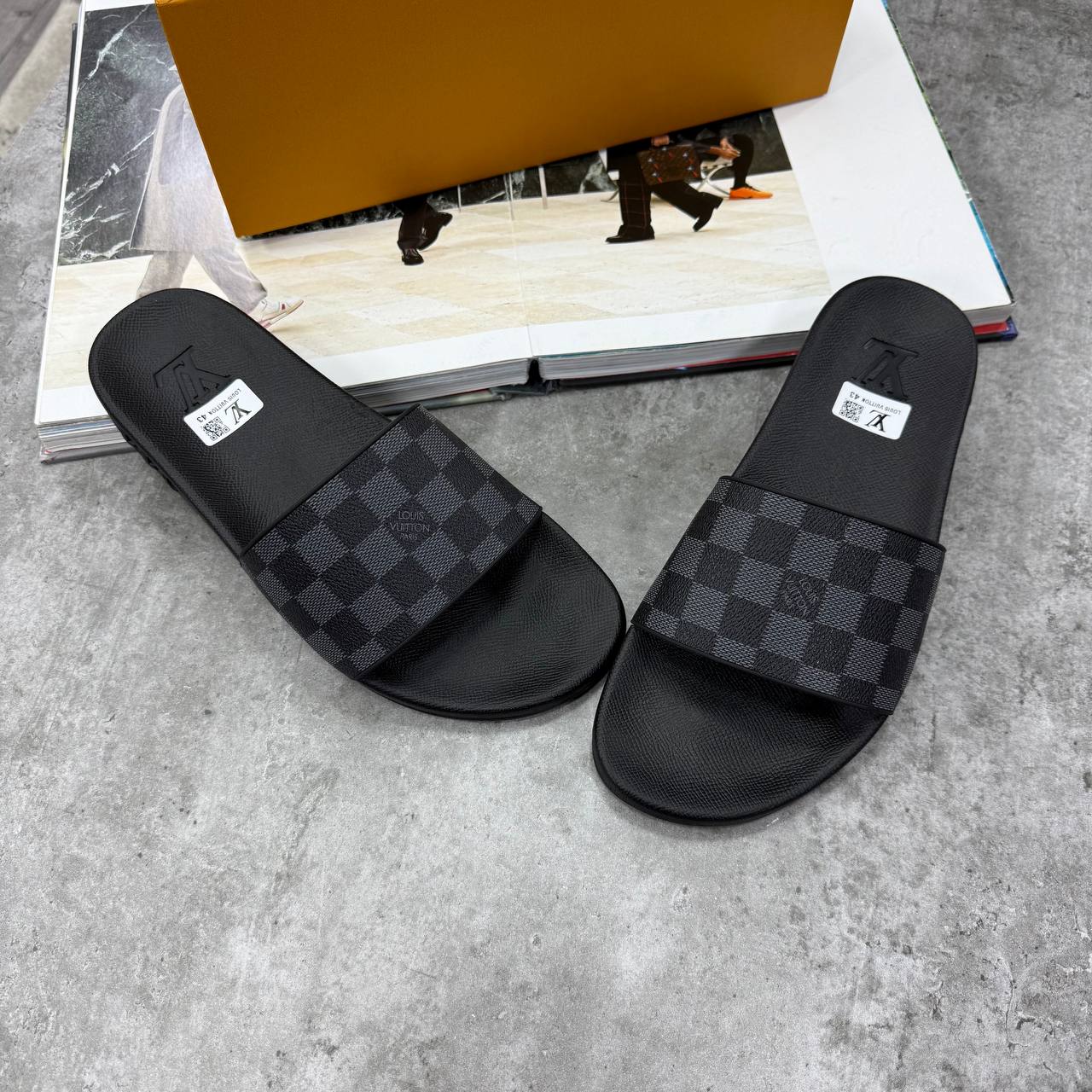 HIGH END LV MENS SLIDERS WITH BOX DUST BAG ETC jay1505