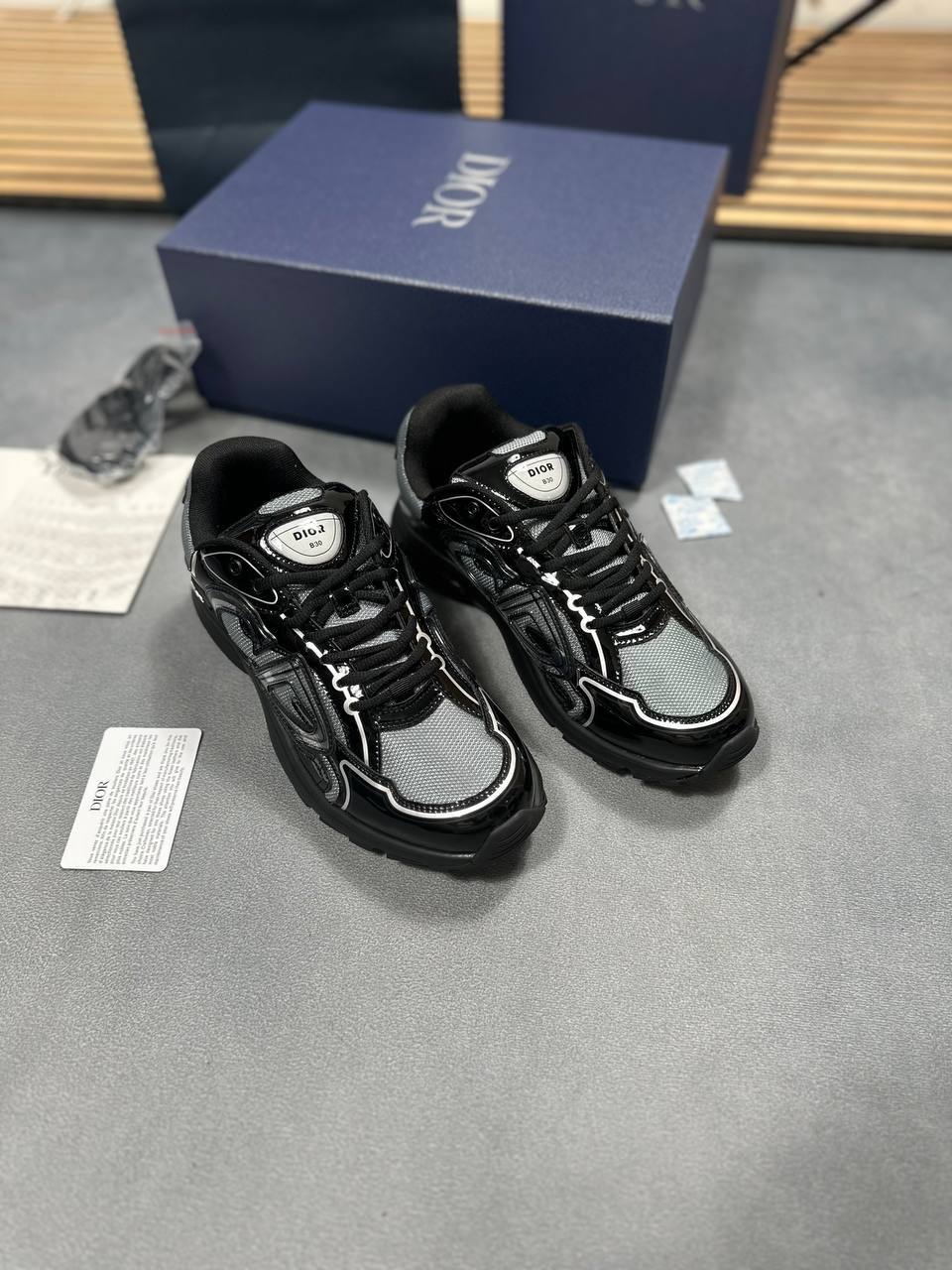 SUPER CLO MENS DIOR B30 COME WITH FULL PACKAGING am2707