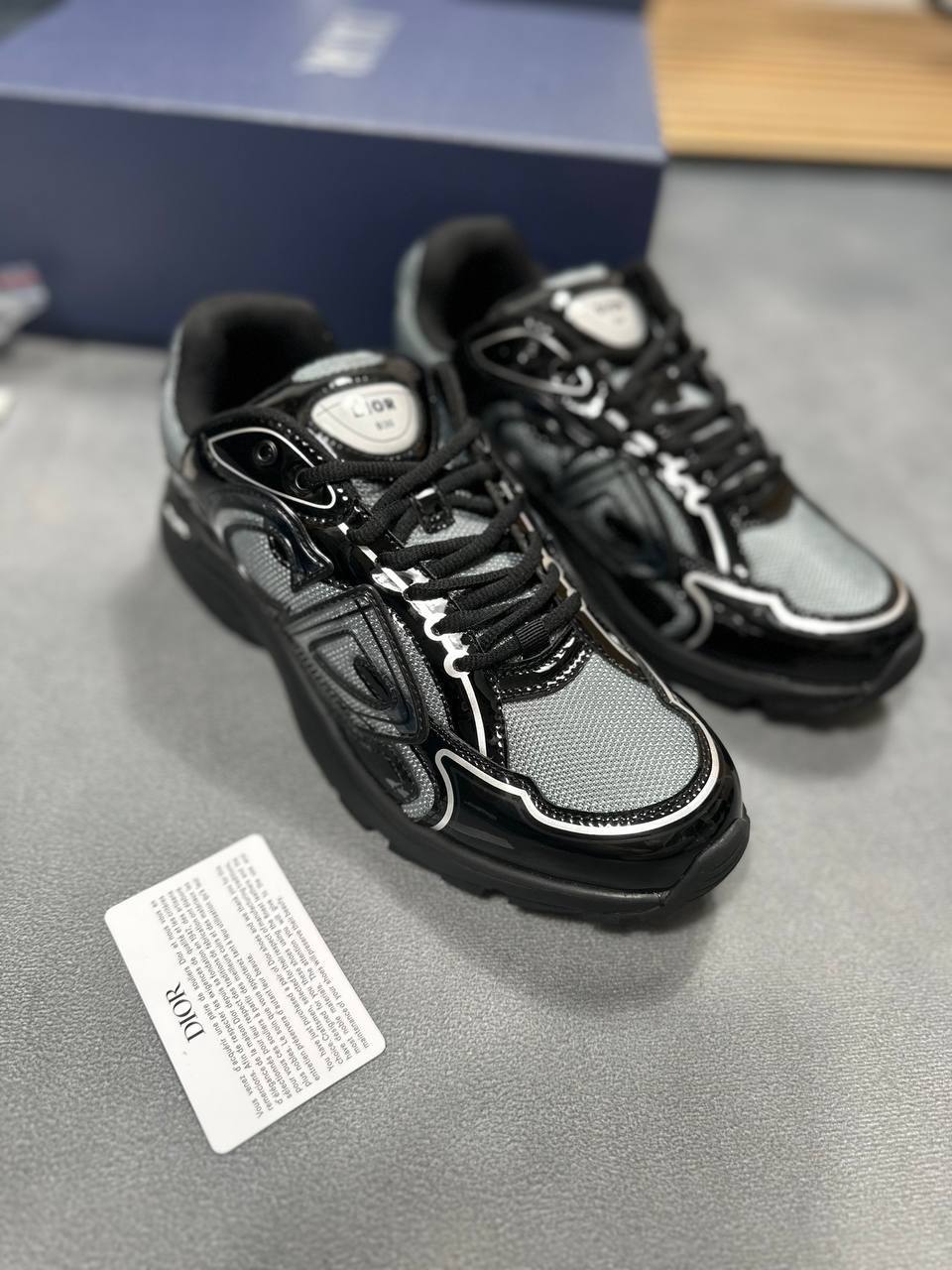 SUPER CLO MENS DIOR B30 COME WITH FULL PACKAGING am2707