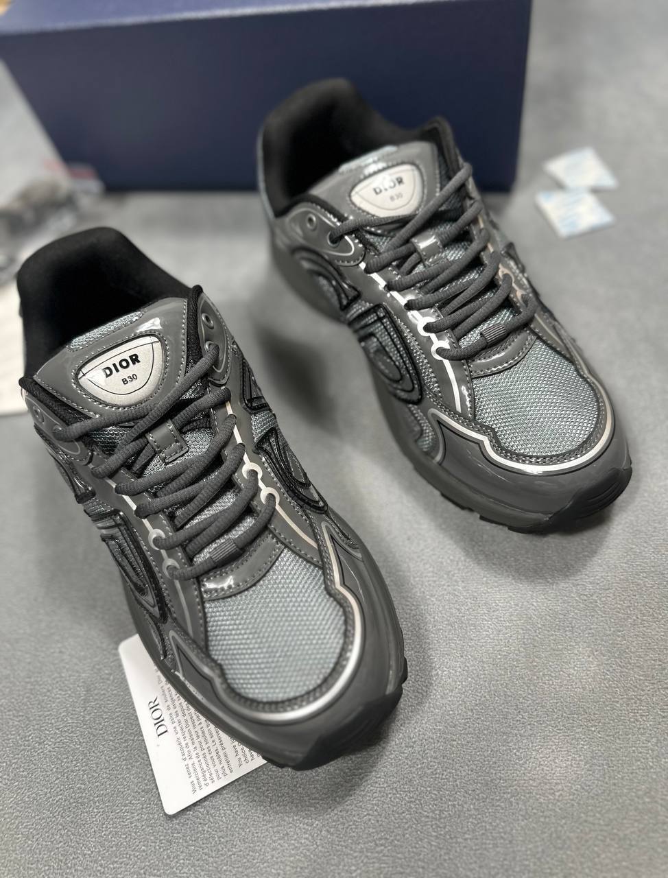 SUPER CLO MENS DIOR B30 COME WITH FULL PACKAGING am2707