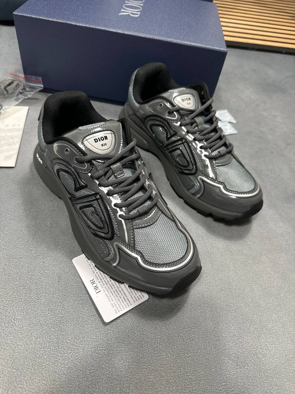 SUPER CLO MENS DIOR B30 COME WITH FULL PACKAGING am2707