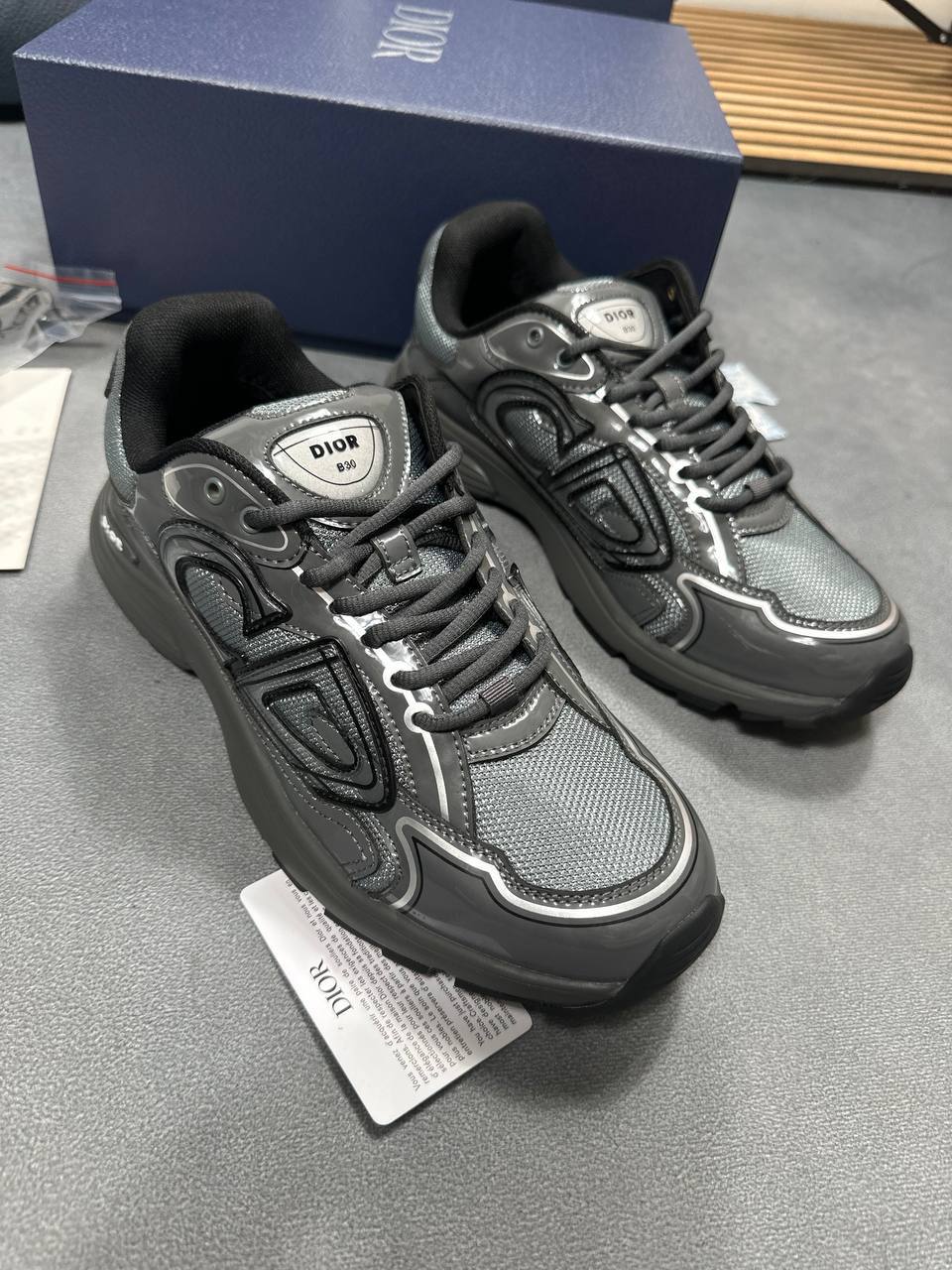 SUPER CLO MENS DIOR B30 COME WITH FULL PACKAGING am2707