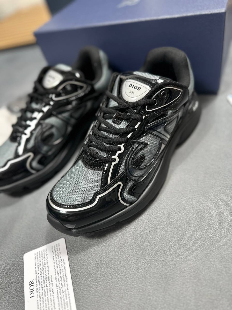 SUPER CLO MENS DIOR B30 COME WITH FULL PACKAGING am2707