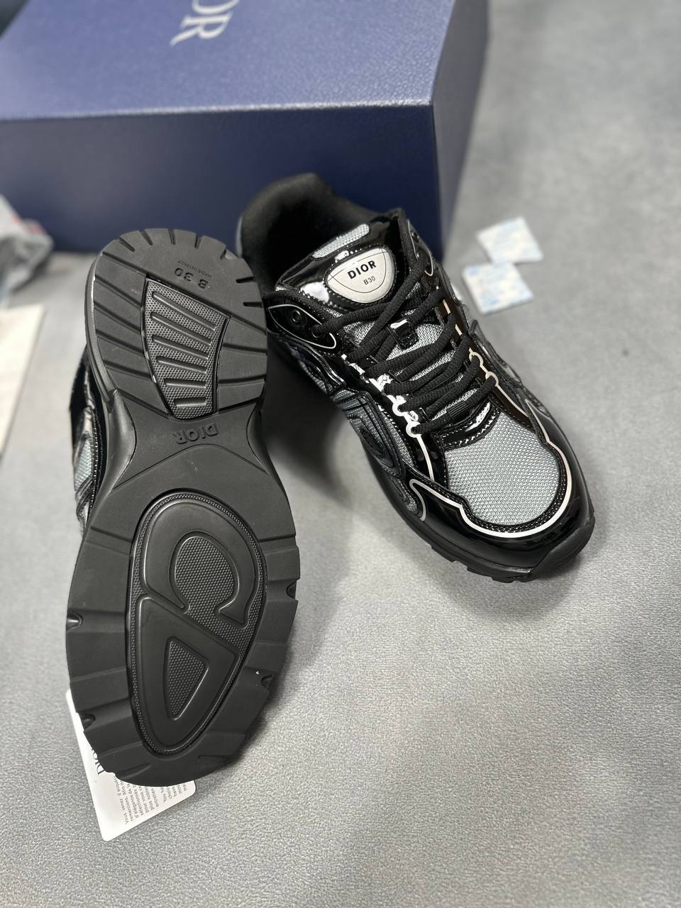 SUPER CLO MENS DIOR B30 COME WITH FULL PACKAGING am2707