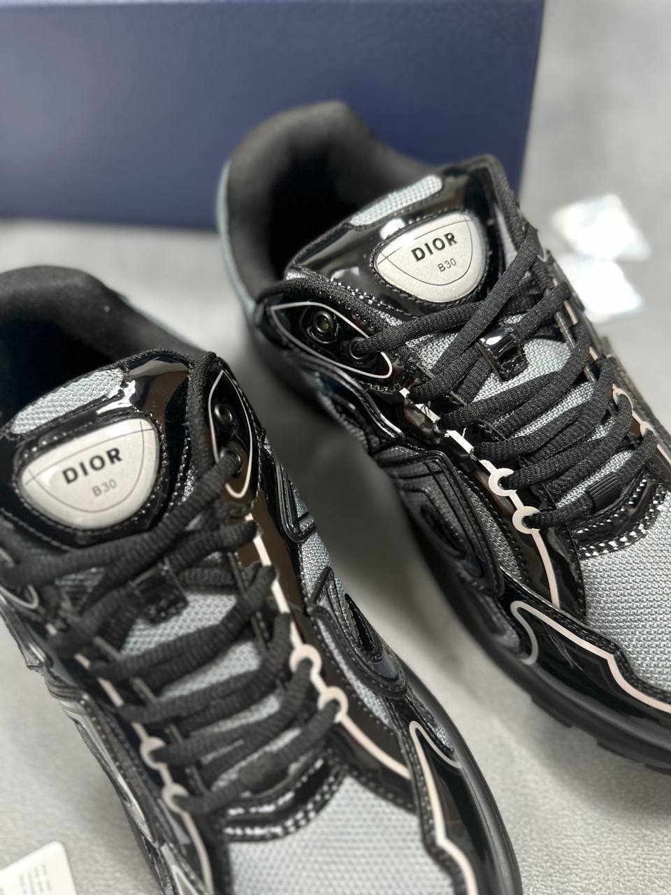SUPER CLO MENS DIOR B30 COME WITH FULL PACKAGING am2707