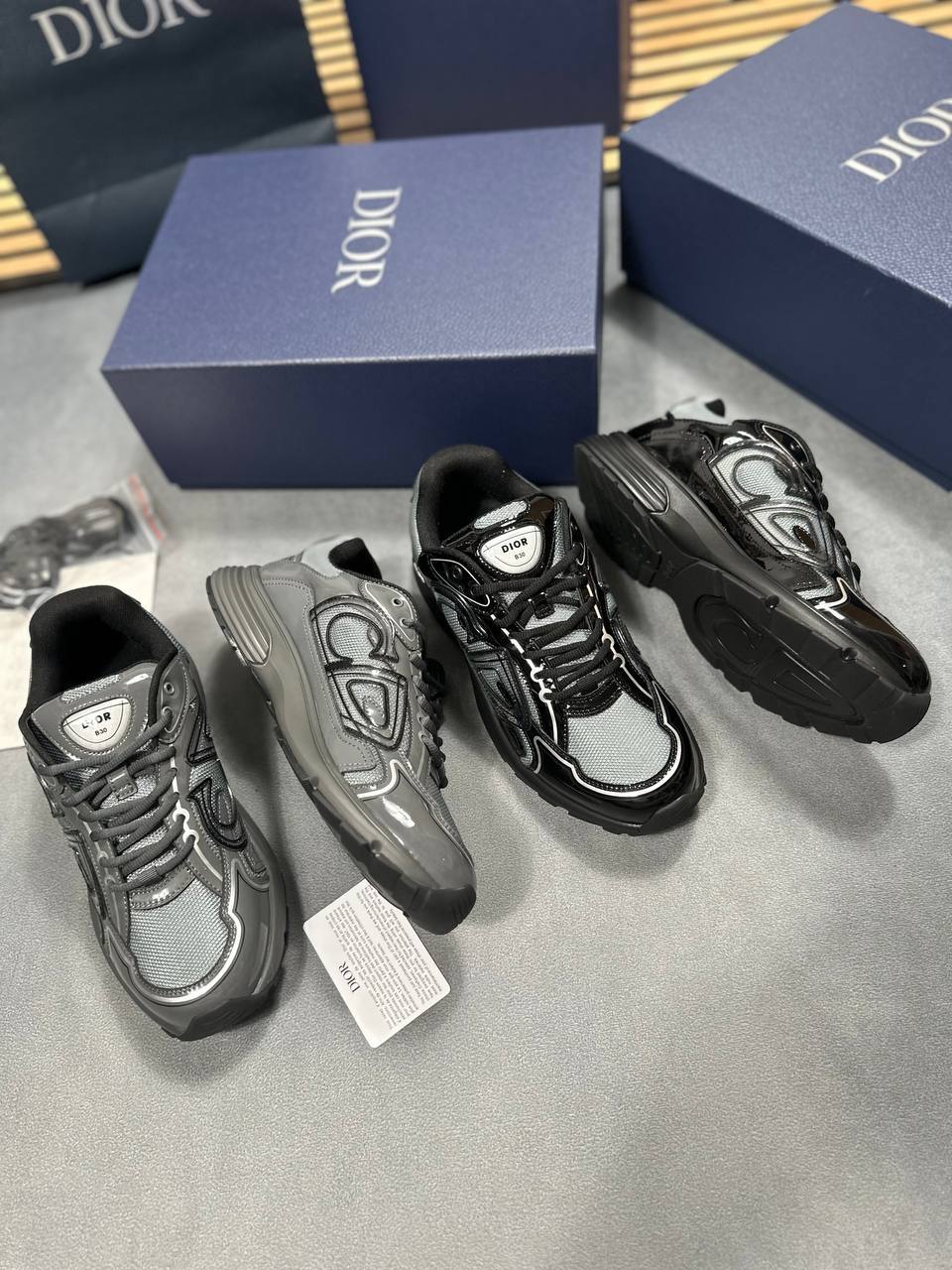 SUPER CLO MENS DIOR B30 COME WITH FULL PACKAGING am2707