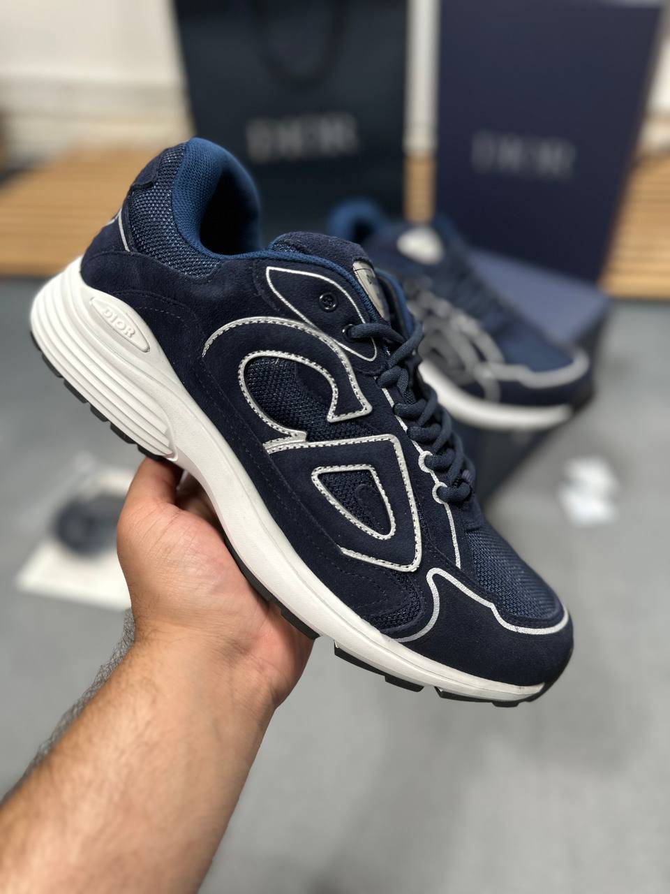 SUPER CLO MENS DIOR B30 COME WITH FULL PACKAGING am2707