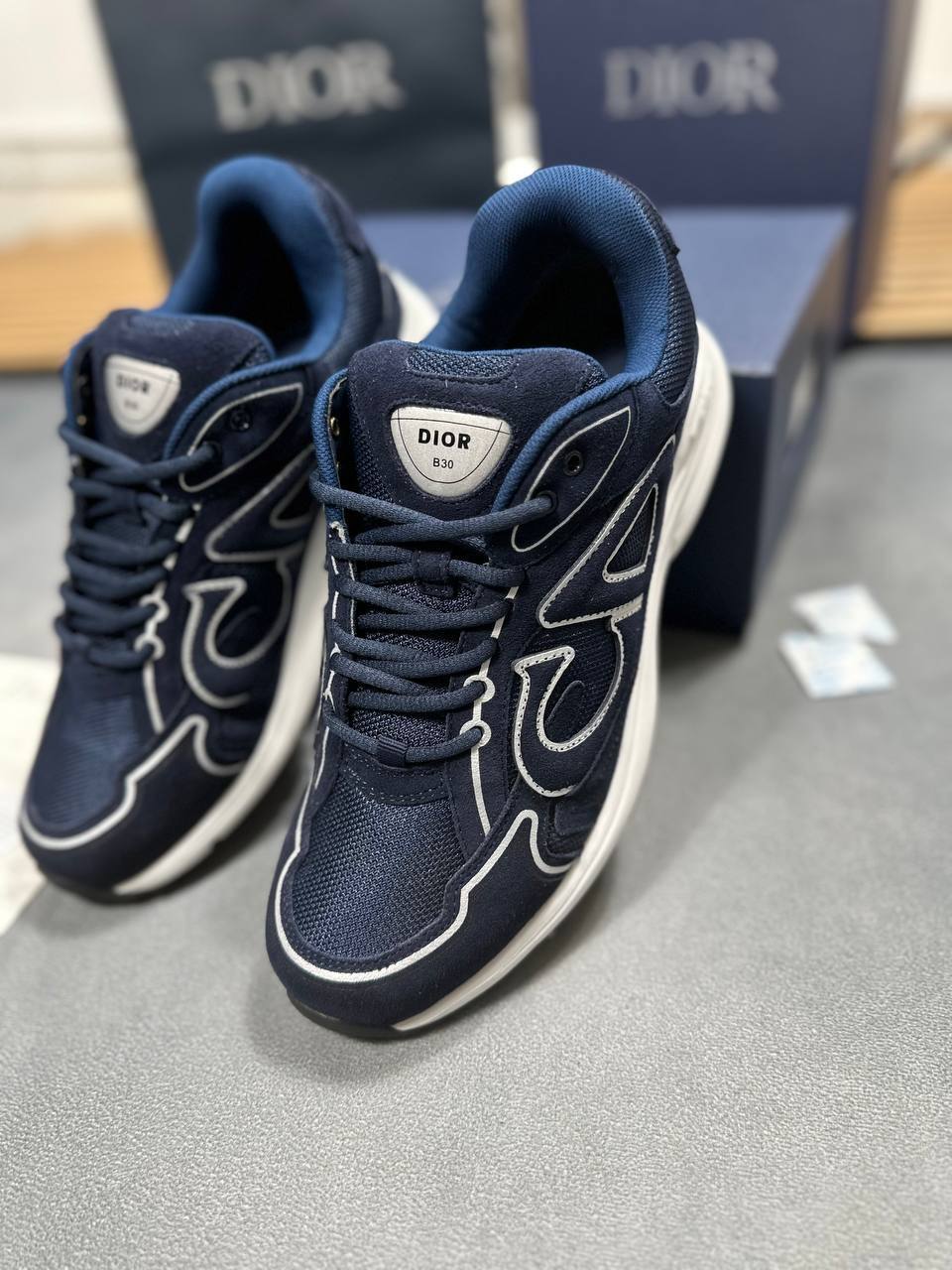 SUPER CLO MENS DIOR B30 COME WITH FULL PACKAGING am2707