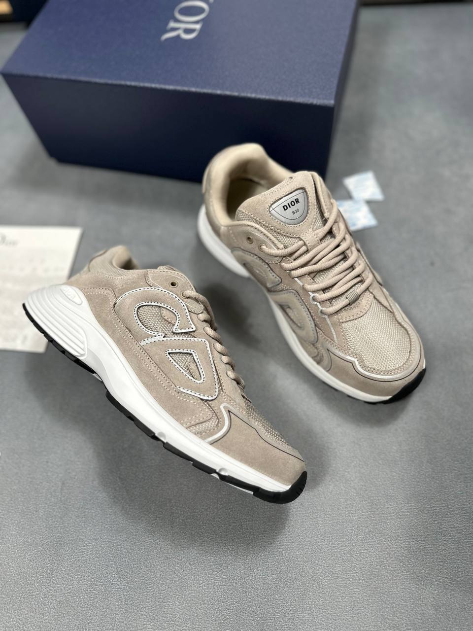 SUPER CLO MENS DIOR B30 COME WITH FULL PACKAGING am2707