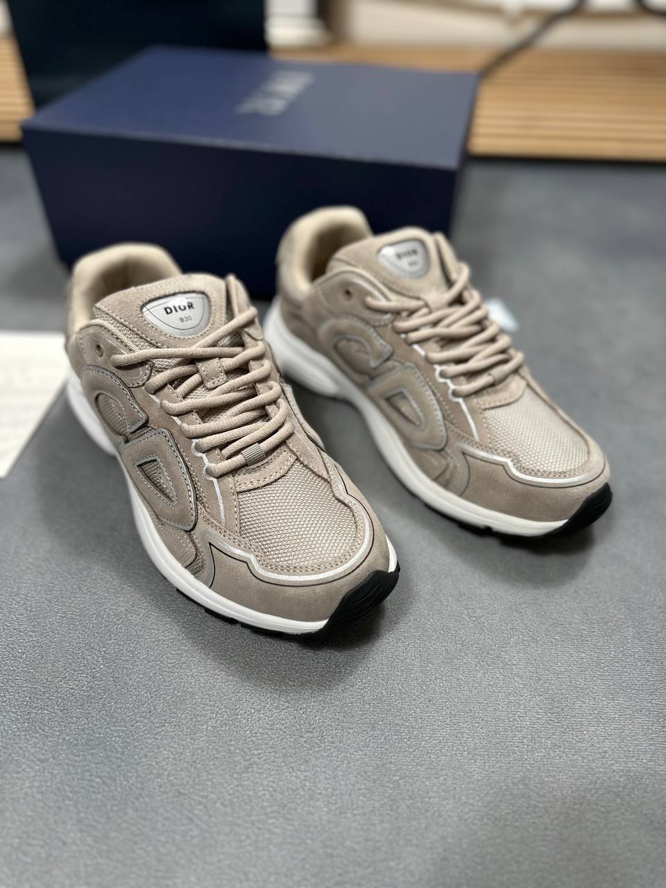 SUPER CLO MENS DIOR B30 COME WITH FULL PACKAGING am2707