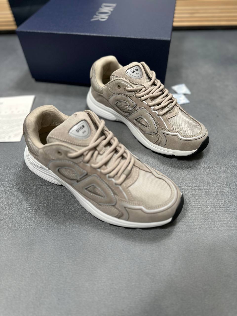 SUPER CLO MENS DIOR B30 COME WITH FULL PACKAGING am2707