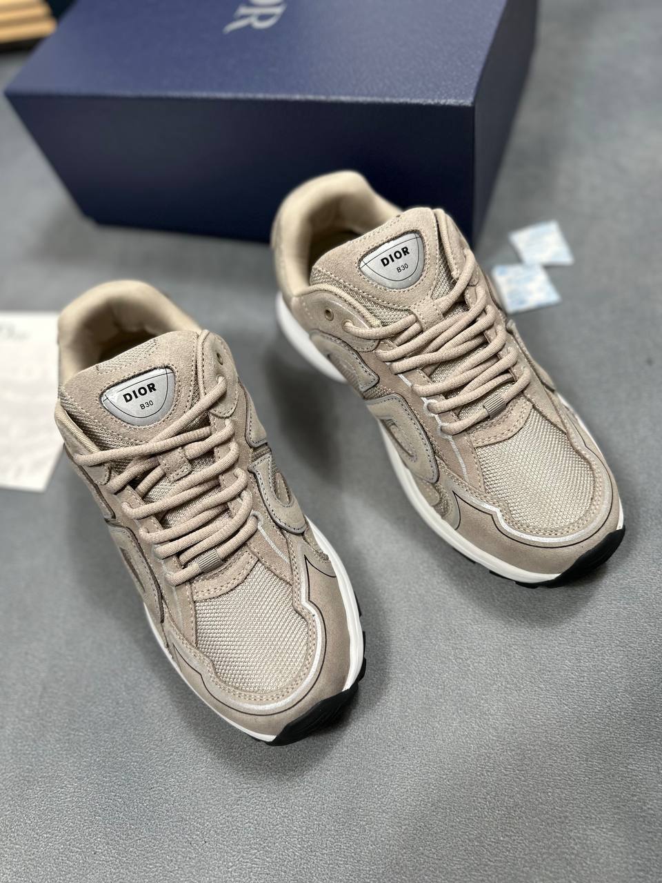 SUPER CLO MENS DIOR B30 COME WITH FULL PACKAGING am2707
