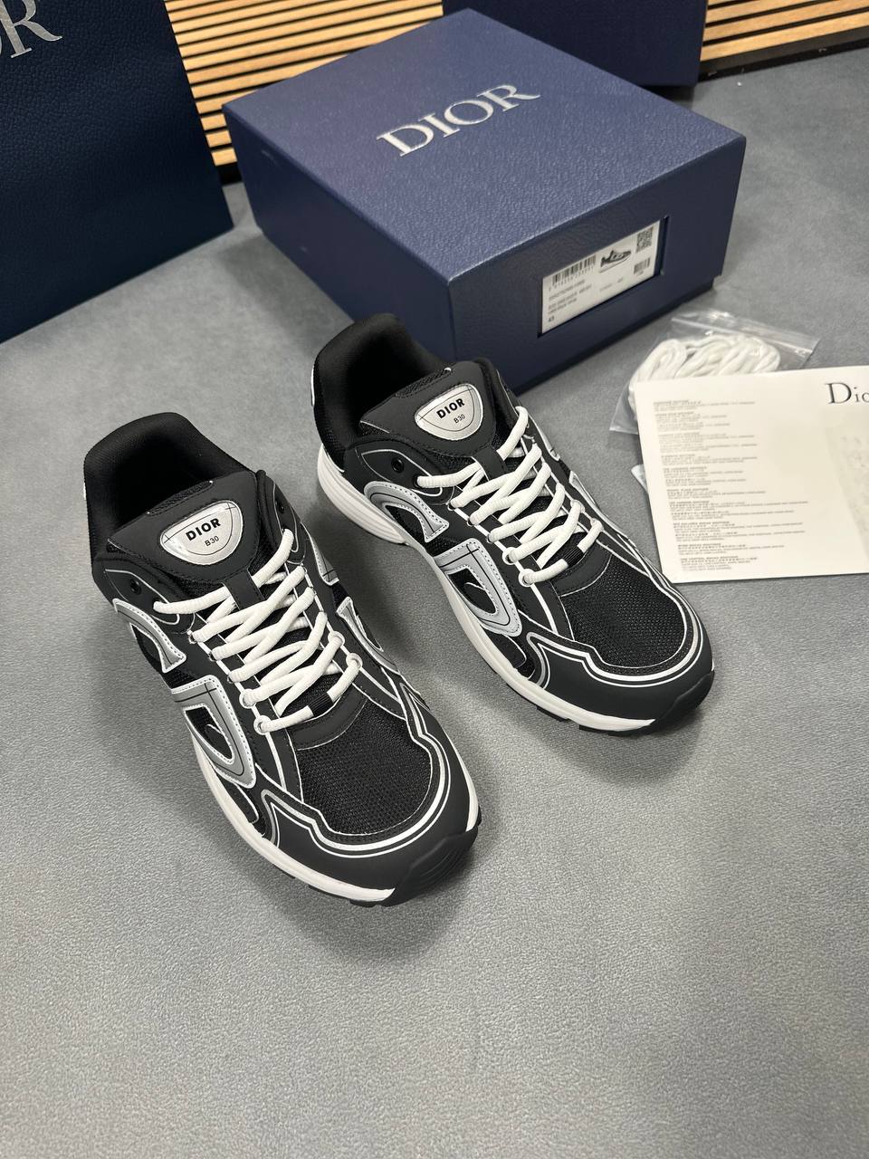 SUPER CLO DIOR B30 COME WITH BOX am2907