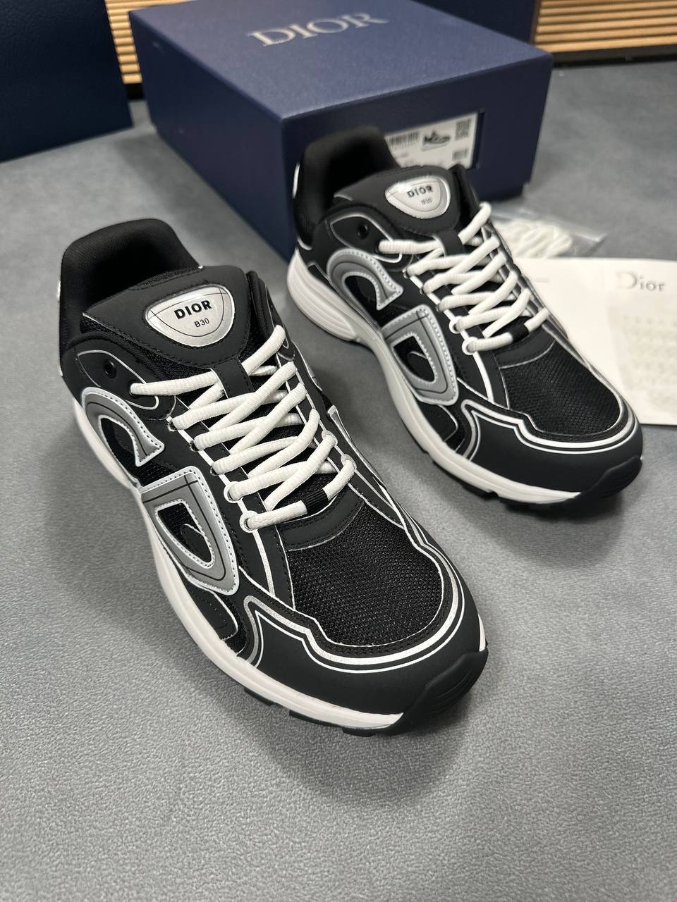 SUPER CLO DIOR B30 COME WITH BOX am2907