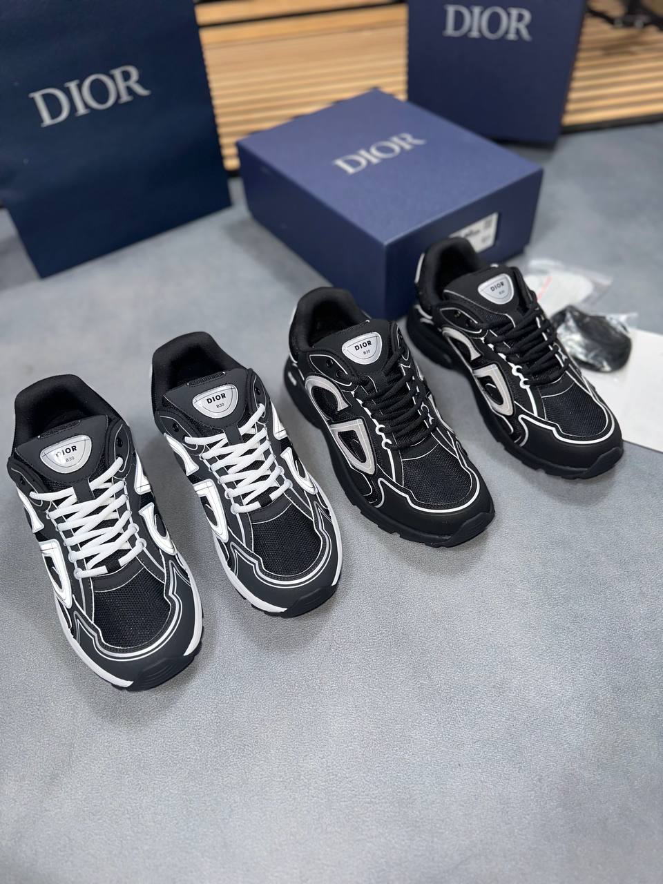 SUPER CLO DIOR B30 COME WITH BOX am2907