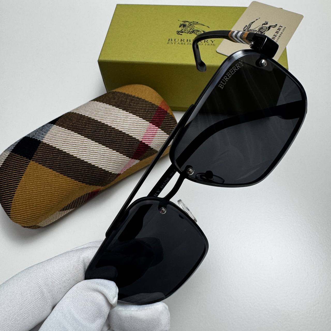 Burberry Sunglass with box na0108