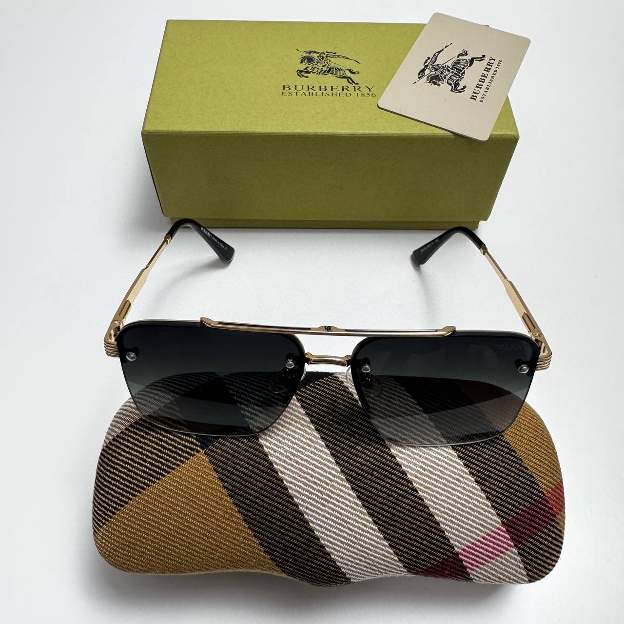 Burberry Sunglass with box na0108