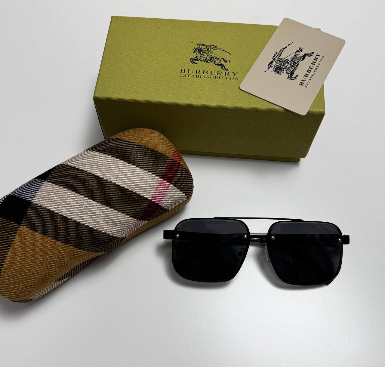 Burberry Sunglass with box na0108