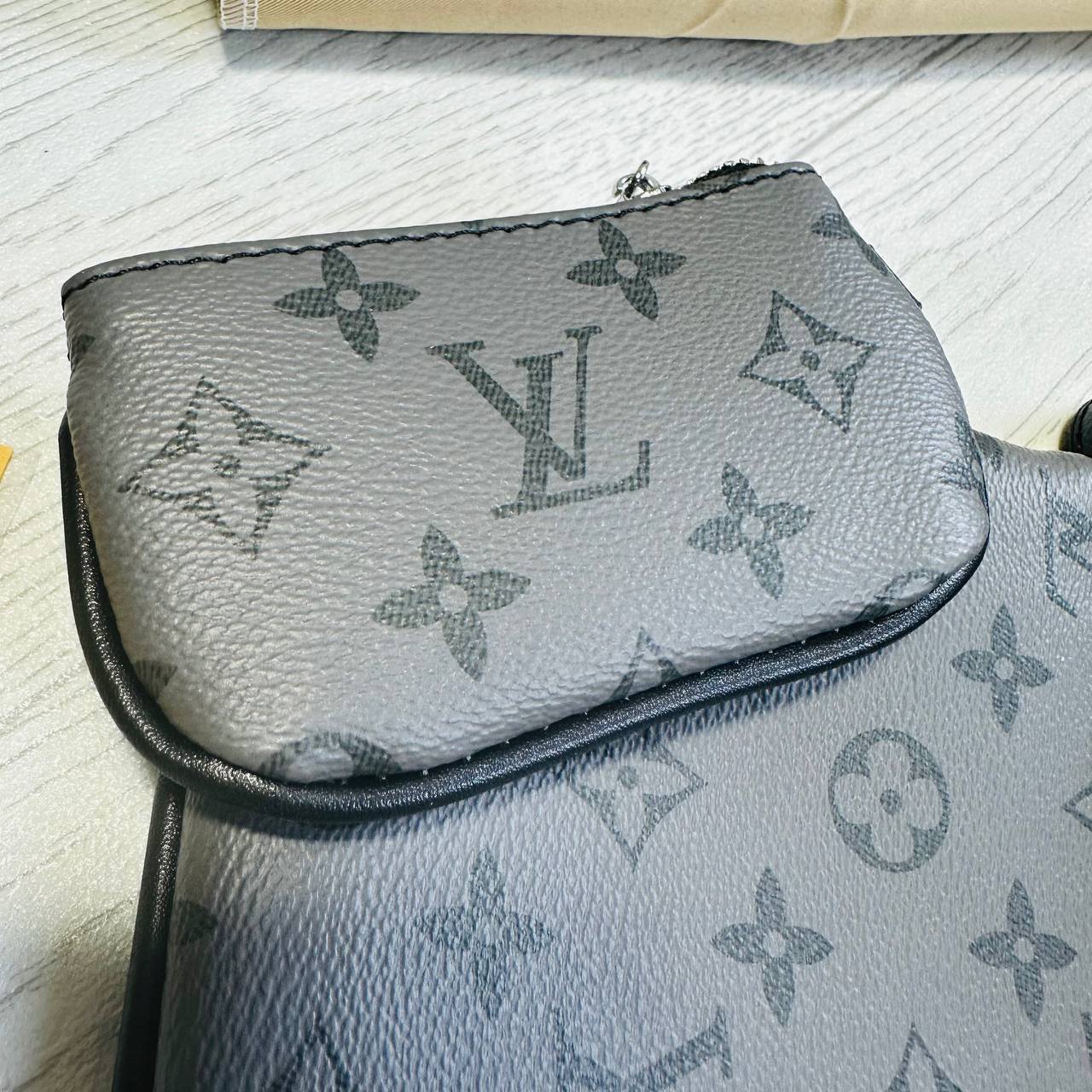 LVE MAN BAG WITH BOX AND PAPERWORK to0511