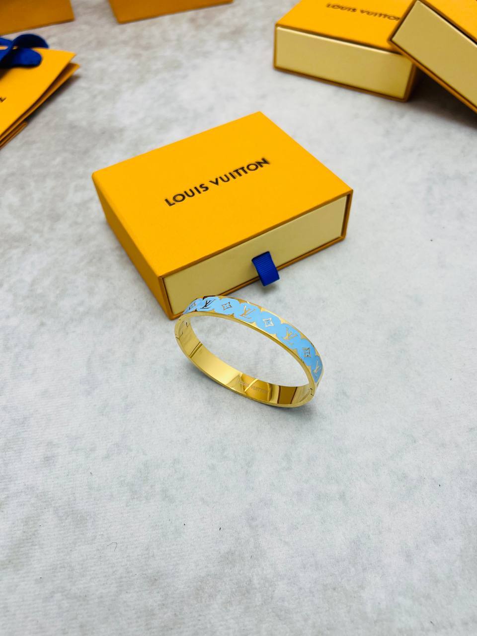 LV BRACLET AND EARING am1905