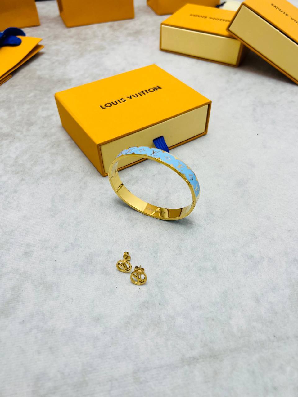 LV BRACLET AND EARING am1905