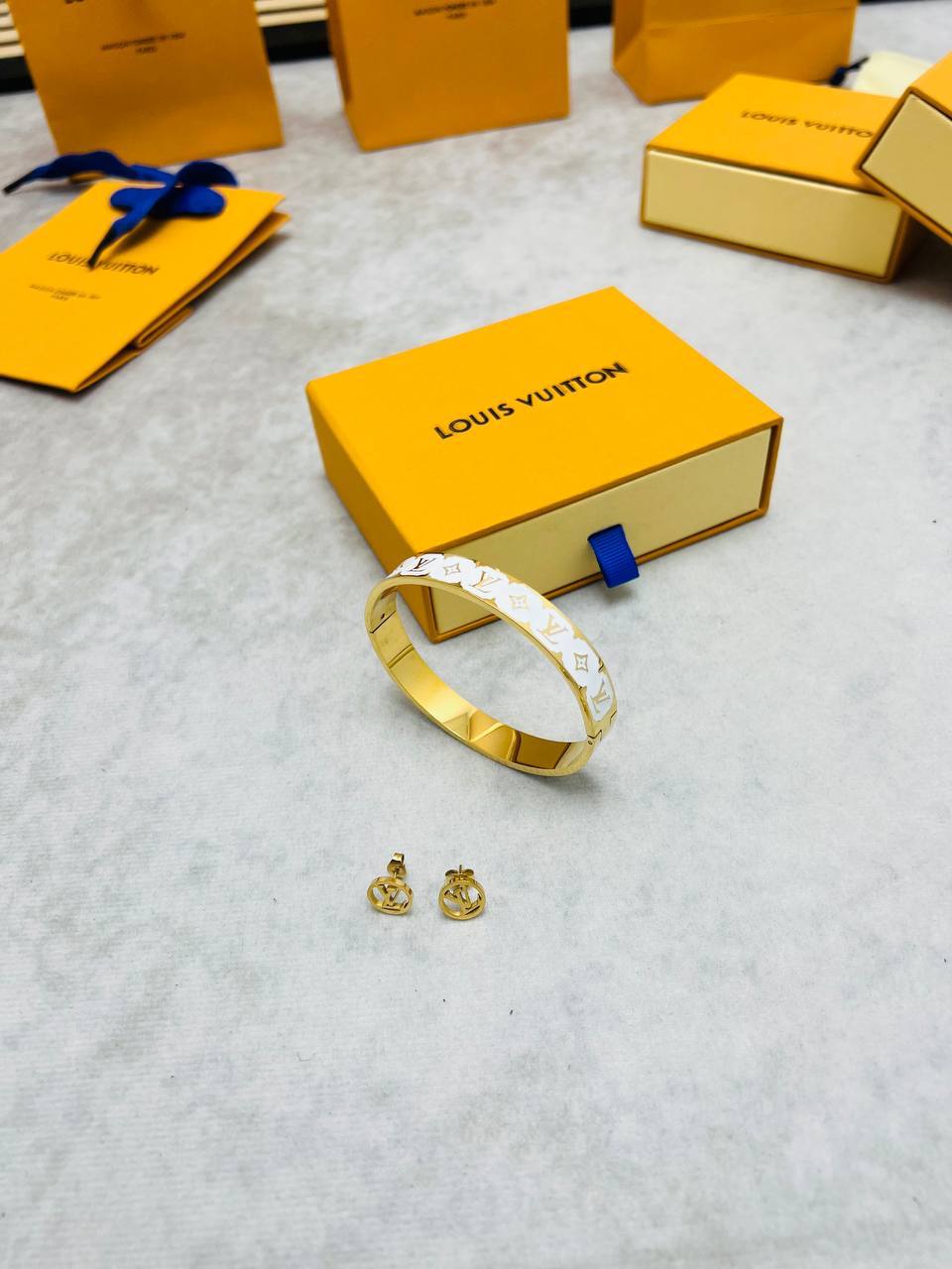 LV BRACLET AND EARING am1905