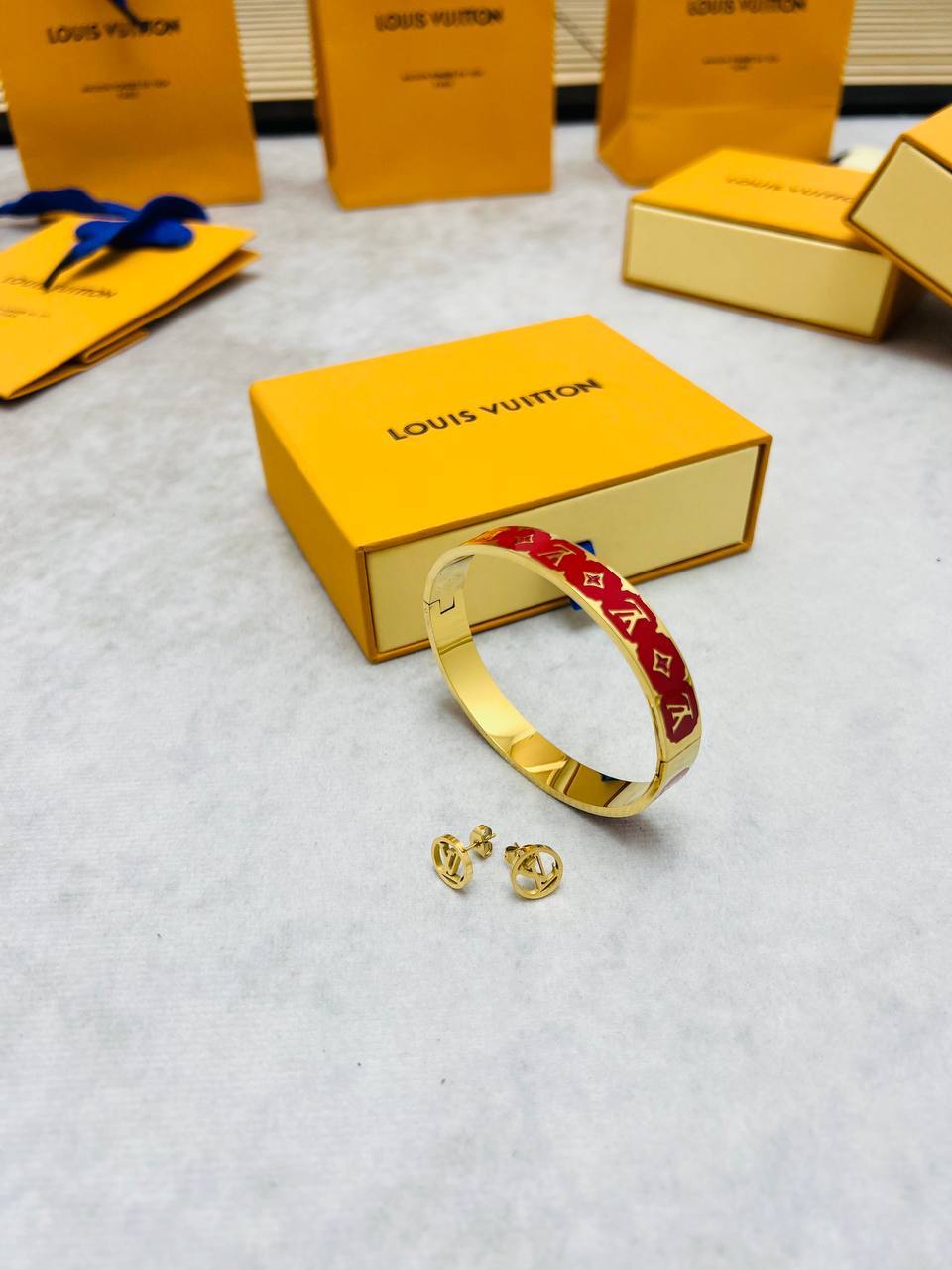 LV BRACLET AND EARING am1905