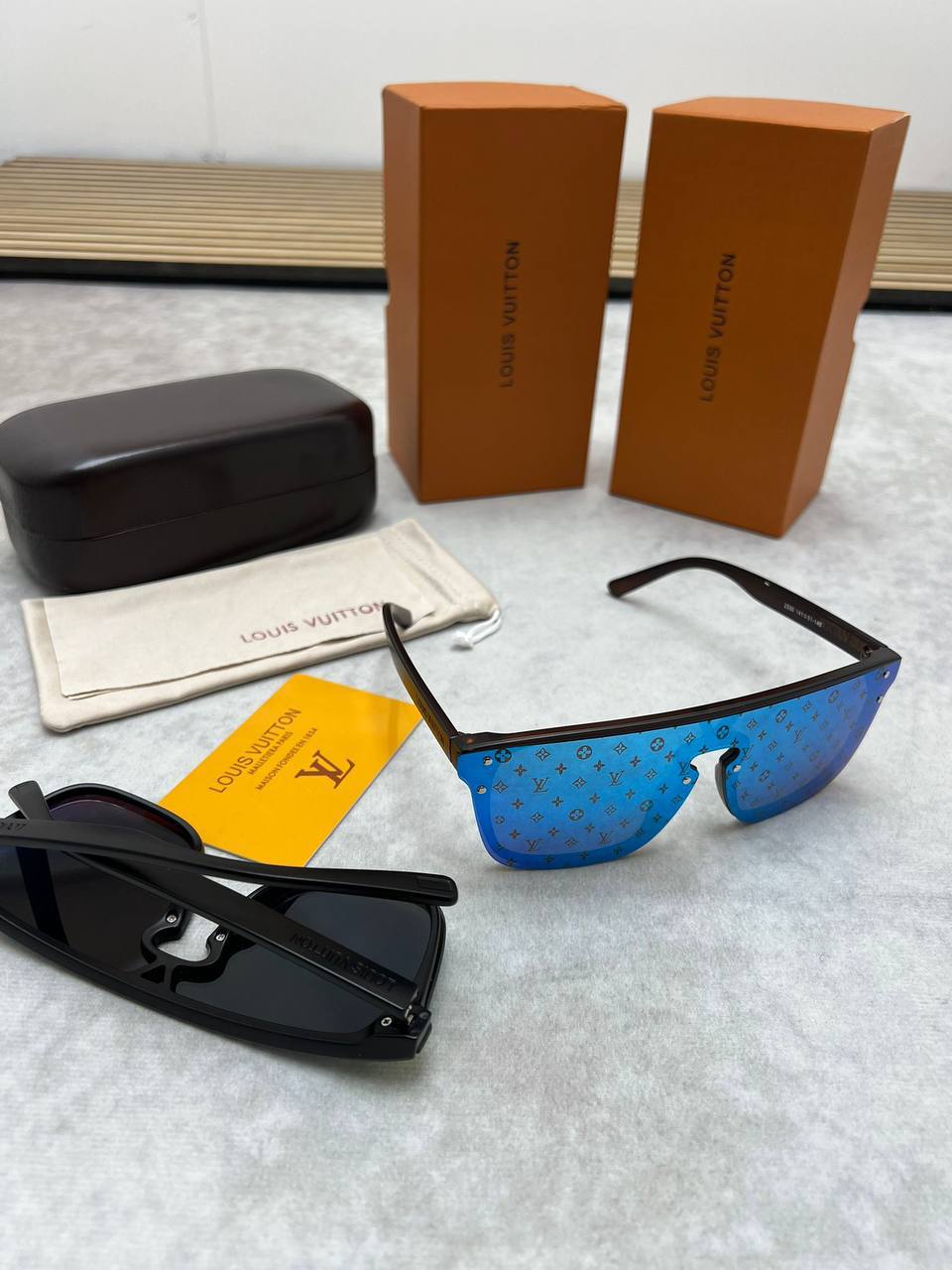 MENS LV SUNGLASSES COME WITH BOX ETC am2905