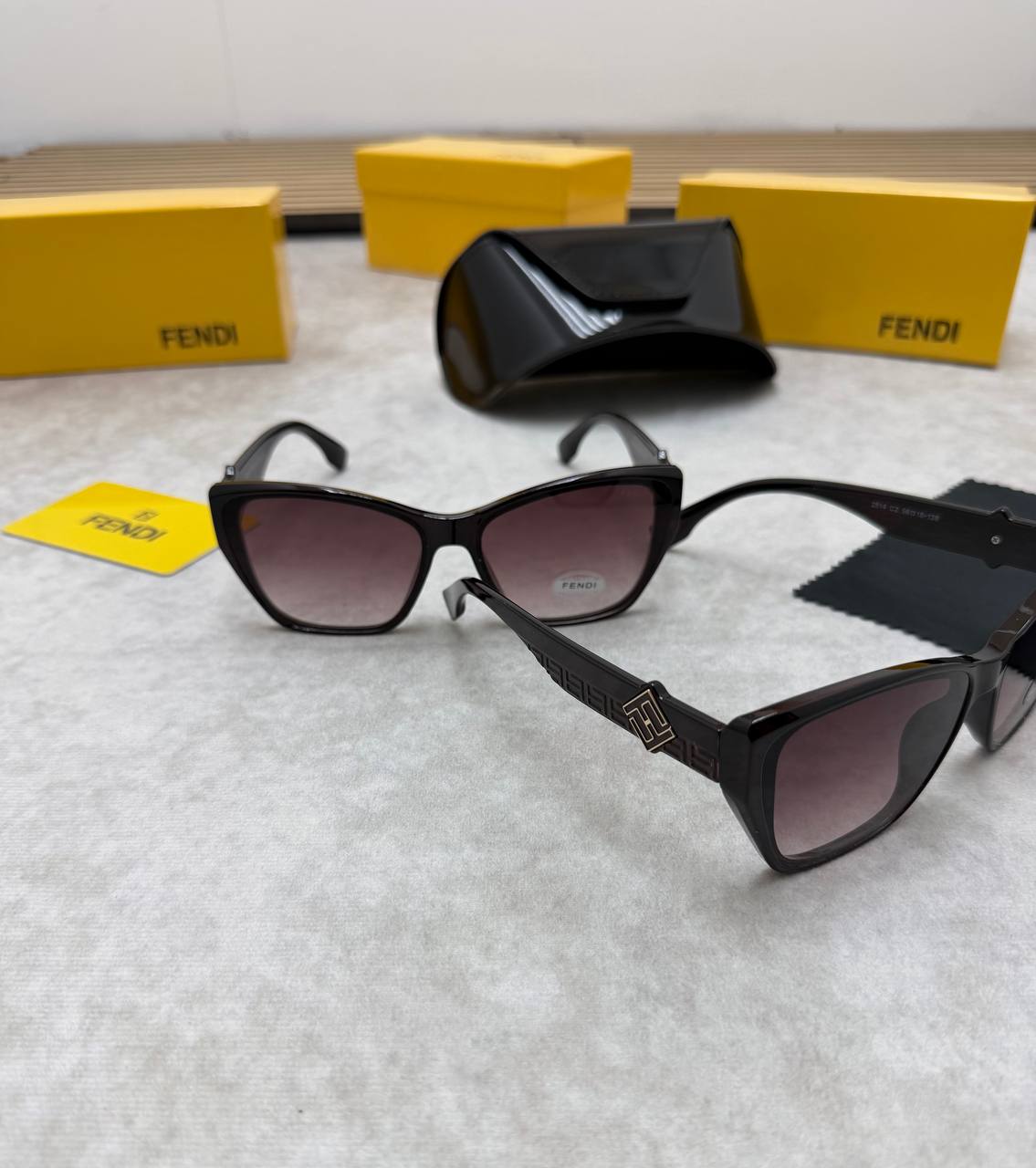 FEND SUNGLASSES COME WITH BOX ETC am0106