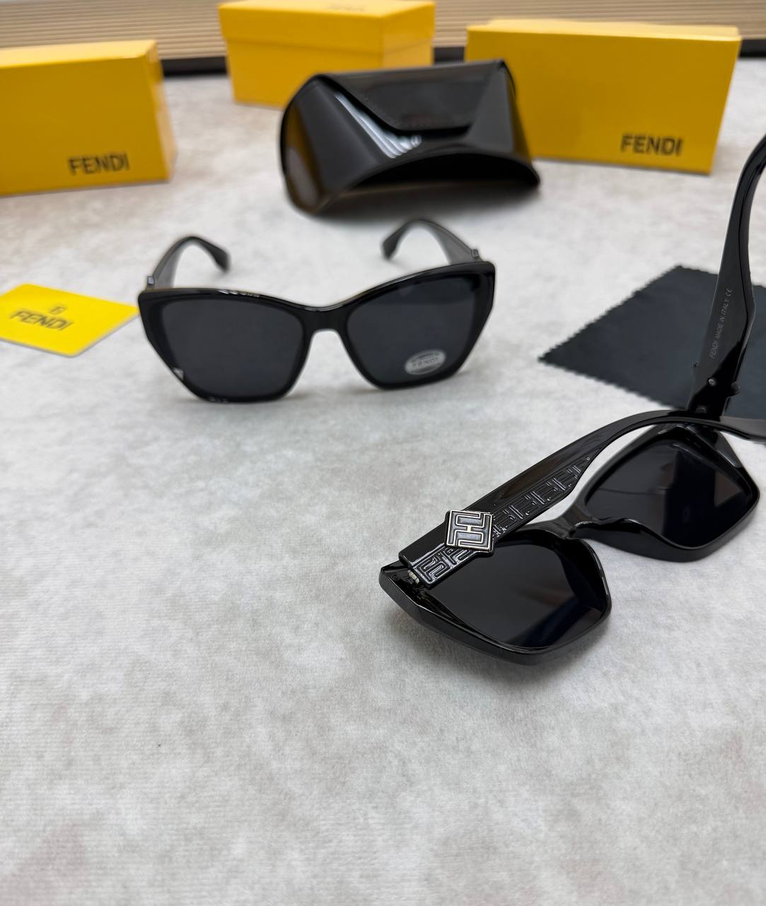 FEND SUNGLASSES COME WITH BOX ETC am0106