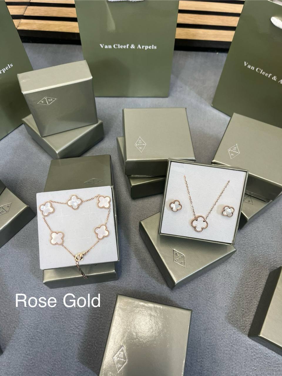 VAN CLEFE & ARPELSE NECKLACE EARRING AND BRACLET SET WITH FULL PACKING am2911