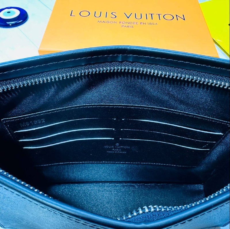 GOOD QUALITY LV MAN BAG WHIT BOX to1306