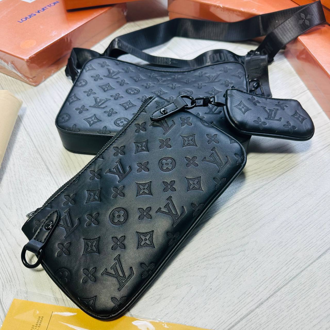 LVE MAN BAG WITH BOX AND PAPERWORK to0212