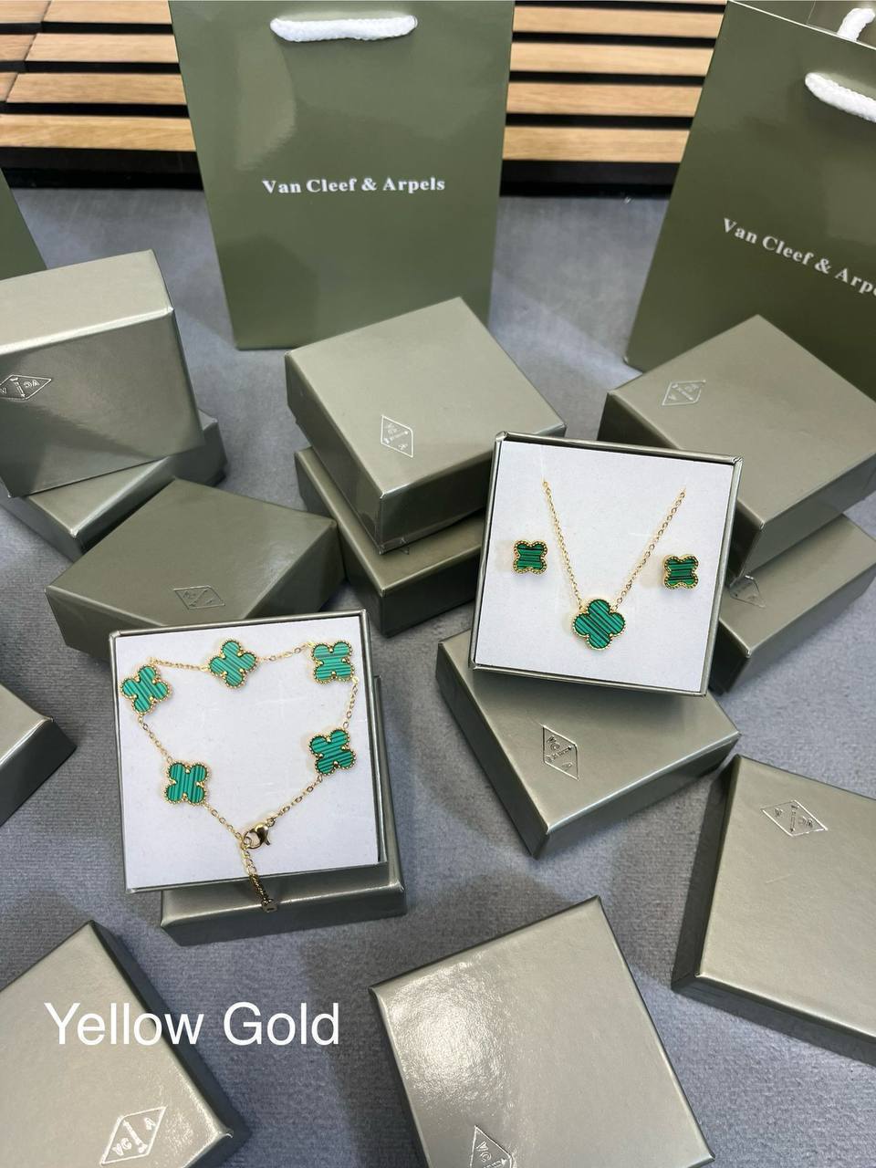 VAN CLEFE & ARPELSE NECKLACE EARRING AND BRACLET SET WITH FULL PACKING  am0212