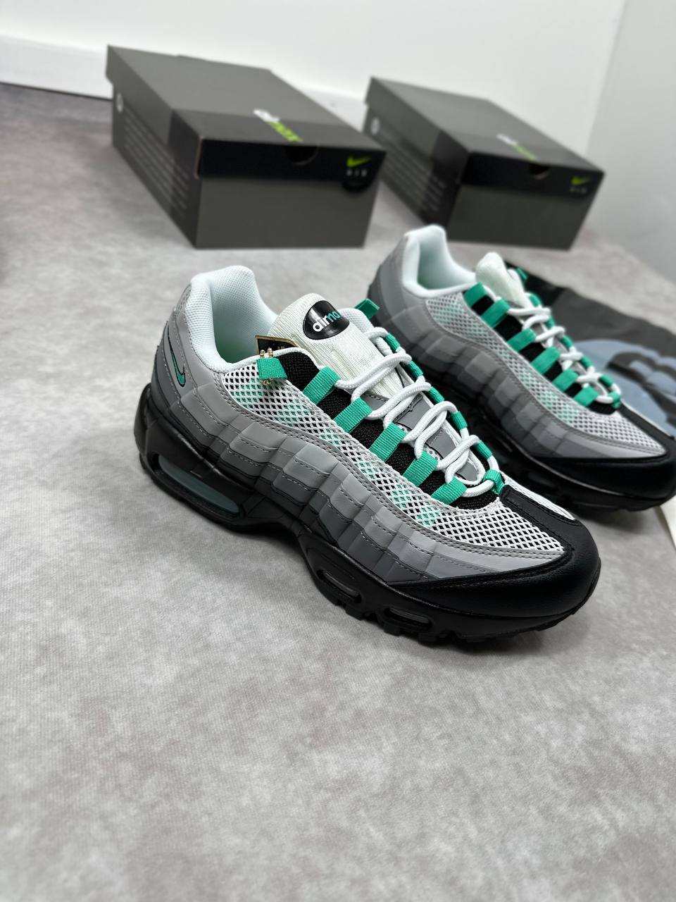 MENS NIK AIR MAX 95 COME WITH BOX ETC am0312