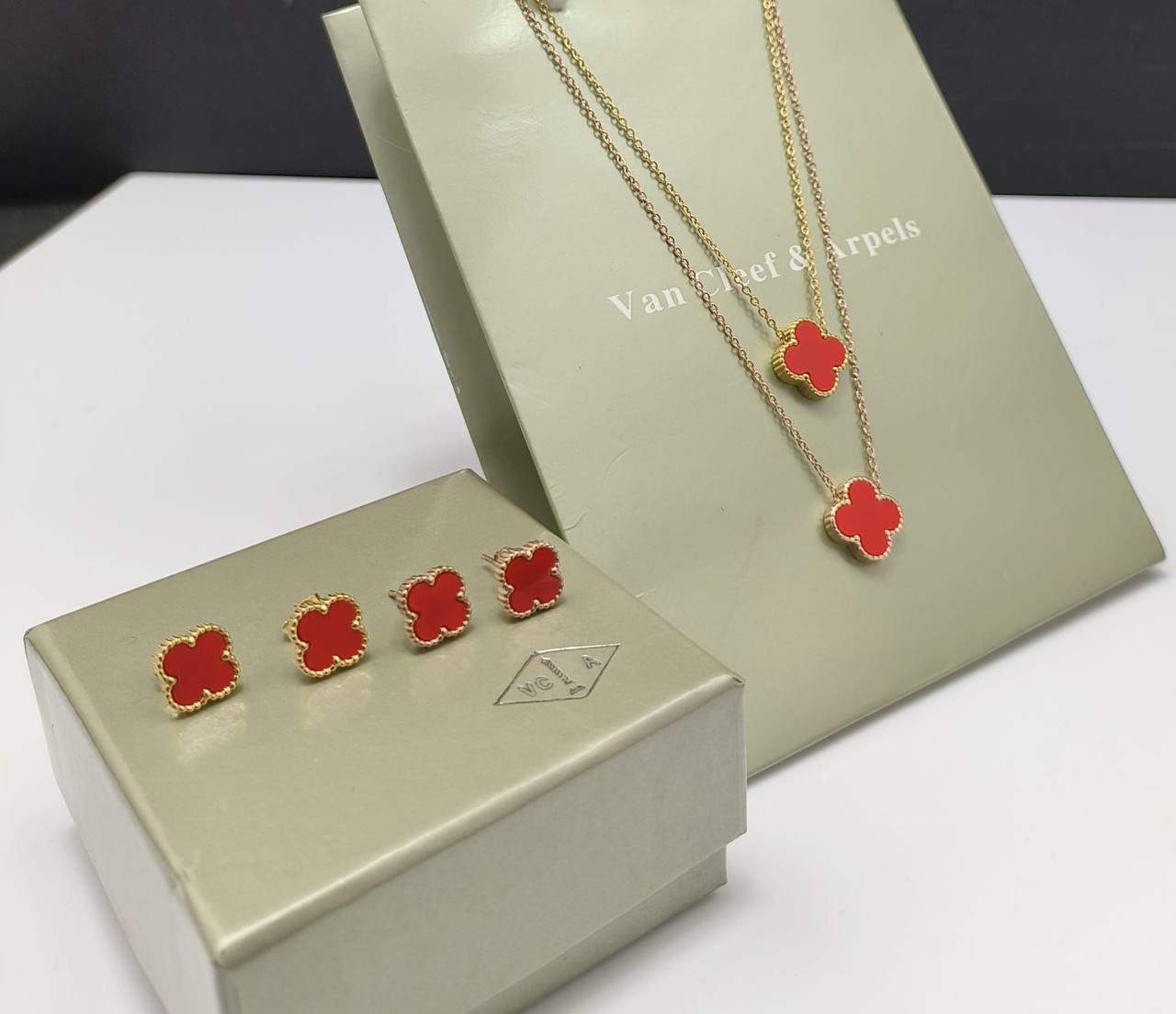 Van cleef necklace with box su0307